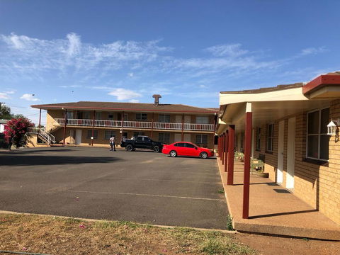OVERLANDER MOTOR LODGE - Lightning Ridge Tourism 0