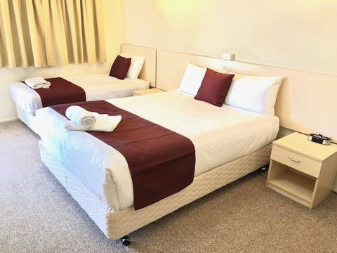 OVERLANDER MOTOR LODGE - Lightning Ridge Tourism 1