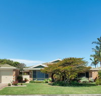 Pebbles by the beach at Fingal bay - Lightning Ridge Tourism