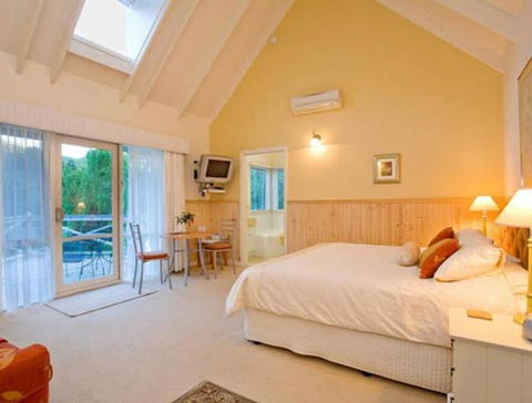 PLUM TREE STUDIO - Couples Lakeside Spa Retreat - Lightning Ridge Tourism 0