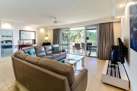 POINCIANA 101 HAMILTON ISLAND CENTRALLY LOCATED 3 BEDROOM, Plus BUGGY!! - Lightning Ridge Tourism 2