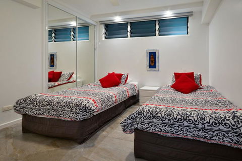 POINCIANA 101 HAMILTON ISLAND CENTRALLY LOCATED 3 BEDROOM, Plus BUGGY!! - Lightning Ridge Tourism 1