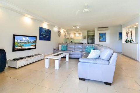 POINCIANA 101 HAMILTON ISLAND CENTRALLY LOCATED 3 BEDROOM, Plus BUGGY!! - Lightning Ridge Tourism 3