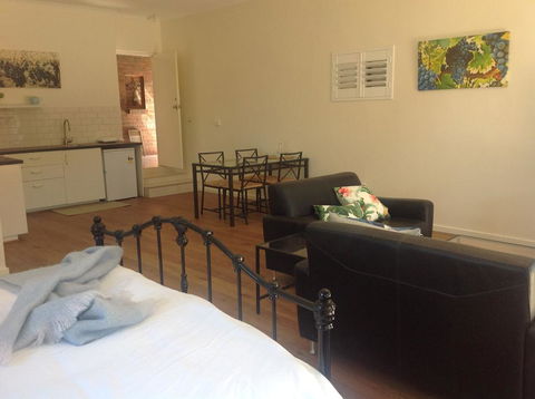 Port Elliot Rural Retreat - Lightning Ridge Tourism 2