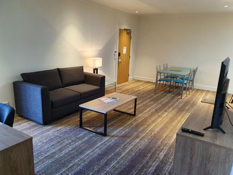 Porter's Plainland Hotel - Lightning Ridge Tourism 2