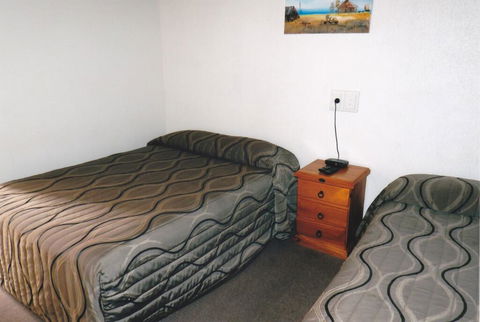 PRECINCT HOTEL GLADSTONE - Lightning Ridge Tourism 2