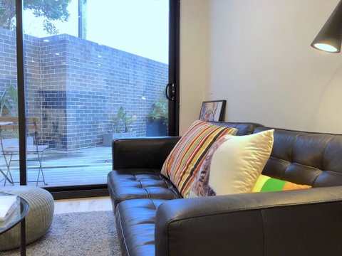 Pride Bentleigh Apartment With Private Garden - Lightning Ridge Tourism 1