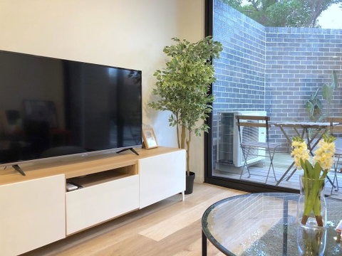 Pride Bentleigh Apartment With Private Garden - Lightning Ridge Tourism 2