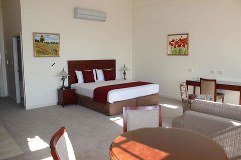 Quality Hotel Regent Rockhampton - Lightning Ridge Tourism 1