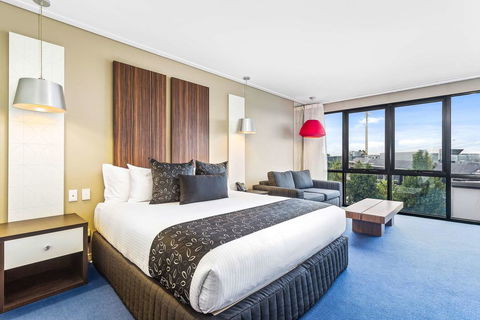Quality Hotel Taylors Lakes - Lightning Ridge Tourism 2