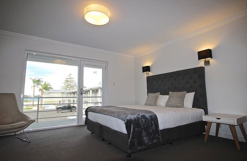 Quays Hotel - Lightning Ridge Tourism 1