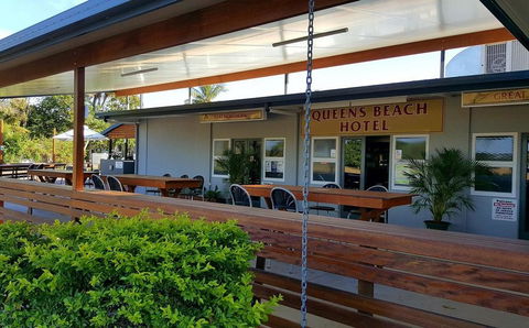 Queens Beach Hotel - Lightning Ridge Tourism 0