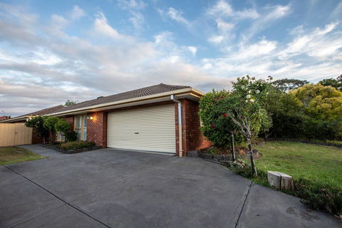 Quiet & Peaceful 3bed2bath HOME @Keilor Downs - Lightning Ridge Tourism 0