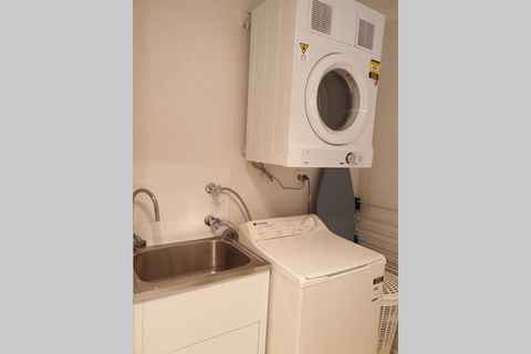 Quiet Apartment Walking Distance To Restaurants - Lightning Ridge Tourism 1