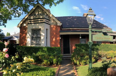 QUILTY HOUSE (Formerly Beethovens) - Lightning Ridge Tourism 2