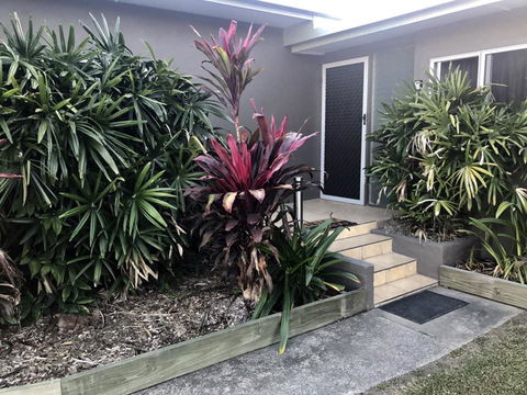QUIRKY QUEENSLANDER 6 BEDROOM HOME - Lightning Ridge Tourism 1