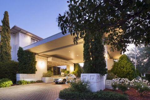 Ramada Diplomat Canberra - Lightning Ridge Tourism 0