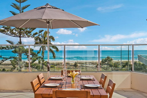 Reflections Towers - Lightning Ridge Tourism 0