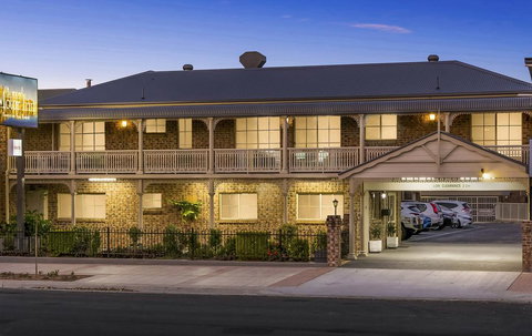 Richmond Motor Inn - Lightning Ridge Tourism 1