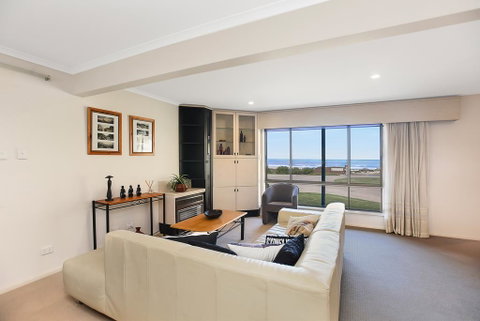 Right On The Beach @ Moana - Lightning Ridge Tourism 0