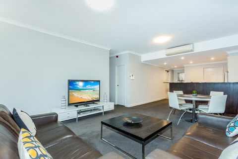 Rockingham Beachfront Apartment - Lightning Ridge Tourism 3