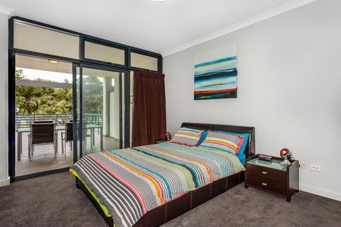Rockingham Beachfront Apartment - Lightning Ridge Tourism 1