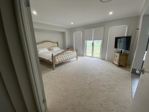 Rosehill Vines - Lightning Ridge Tourism 1