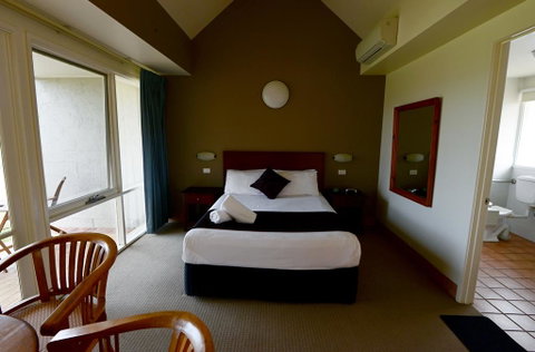 Rothbury Escape - Lightning Ridge Tourism 2
