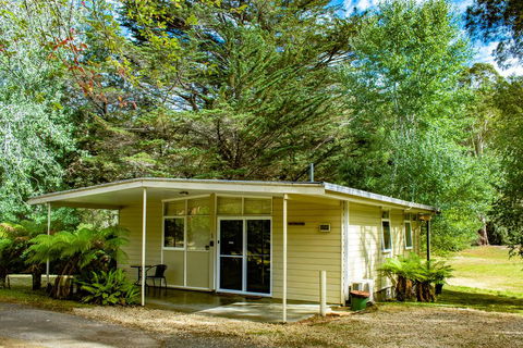Russell Falls Holiday Cottages - Lightning Ridge Tourism 0