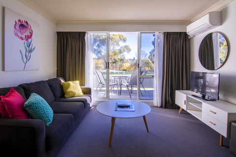 Rydges Horizons Snowy Mountains - Lightning Ridge Tourism 0