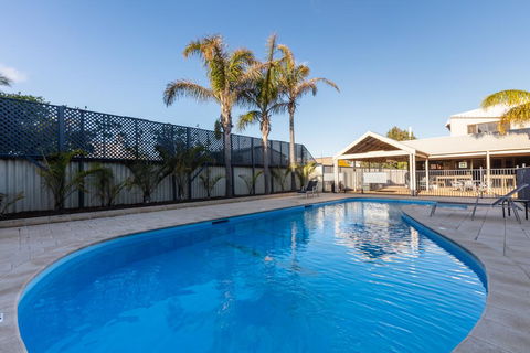 Sails Geraldton Accommodation - Lightning Ridge Tourism 0