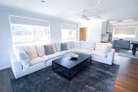 Saltwater Manor - Lightning Ridge Tourism 3