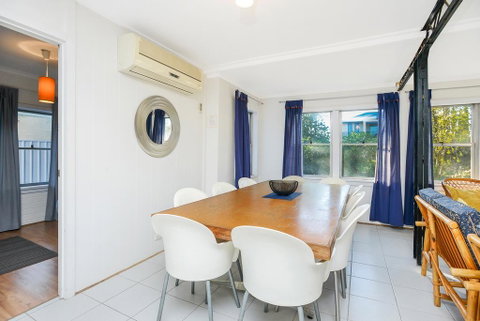 Salty Grape Beach House - Lightning Ridge Tourism 2