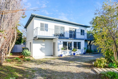 Salty Grape Beach House - Lightning Ridge Tourism 1