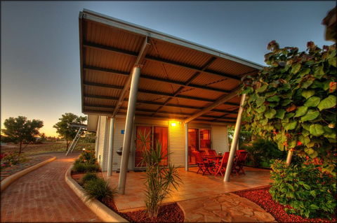 Samson Beach Chalets - Lightning Ridge Tourism 0