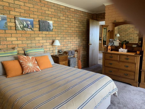 Sea Change Safety Cove - Lightning Ridge Tourism 1