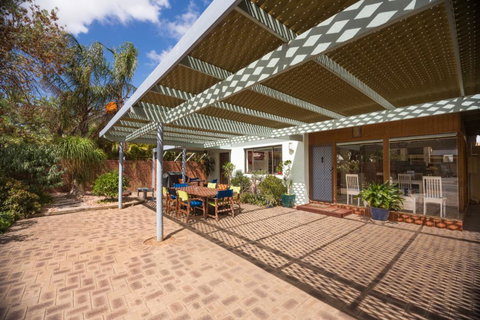 Sea J's, Brighton - Lightning Ridge Tourism 3