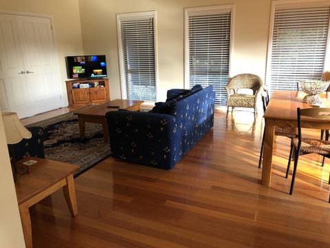 Seagrape Cottage - Lightning Ridge Tourism 1