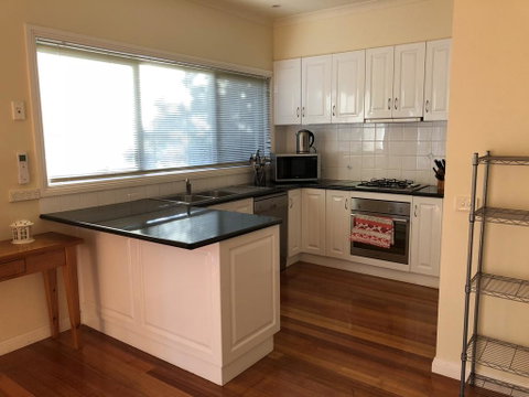 Seagrape Cottage - Lightning Ridge Tourism 3
