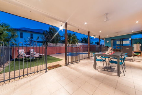 Seaside Hideaway- Hideaway Bay - Lightning Ridge Tourism 1
