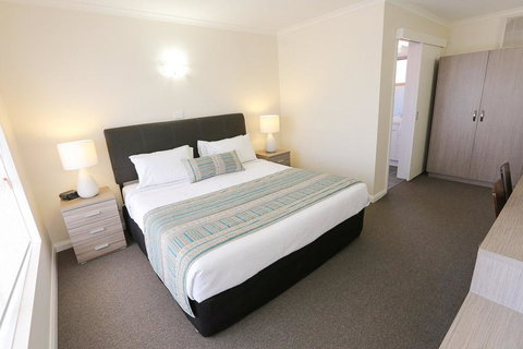 Seven Pines Motor Inn - Lightning Ridge Tourism 2