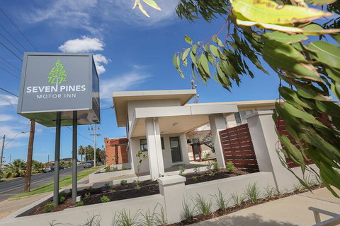 Seven Pines Motor Inn - Lightning Ridge Tourism 0