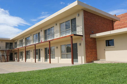 Seven Pines Motor Inn - Lightning Ridge Tourism 1