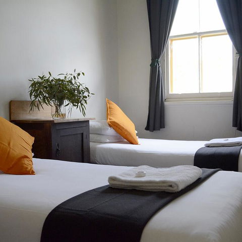 Shamrock Hotel Motel Temora - Lightning Ridge Tourism 1