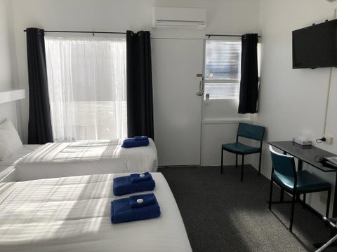 Ship Inn Motel - Lightning Ridge Tourism 3