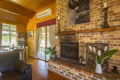 Silky Oak Cottage - Lightning Ridge Tourism 3