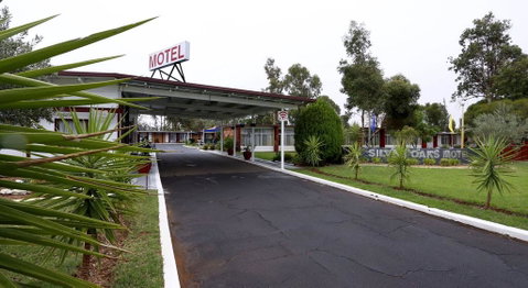 Silver Oaks Motel - Lightning Ridge Tourism 0