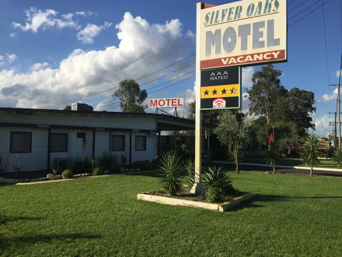 Silver Oaks Motel - Lightning Ridge Tourism 2