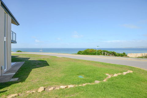 South Seas Beachfront Apartments - Lightning Ridge Tourism 1