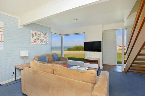 South Seas Beachfront Apartments - Lightning Ridge Tourism 3